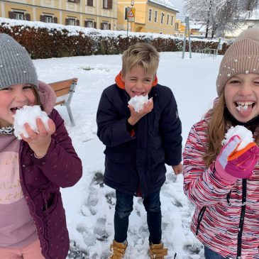 Juchee, Schnee! Bele snežinke!