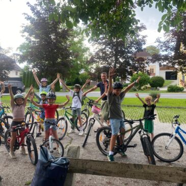 Schulfest im Stadtpark unter dem Motto „Auf die Räder, fertig, los!“                                              Šolski praznik v mestnem parku pod geslom »Na kolesa – ti in jaz!«
